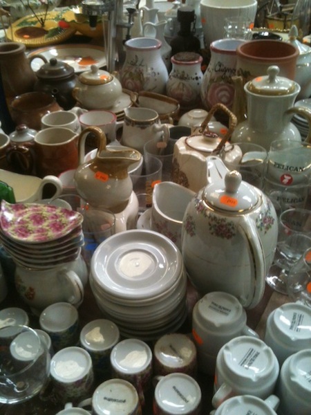 素敵な食器やカップたち...50セント前後でとてもお手頃