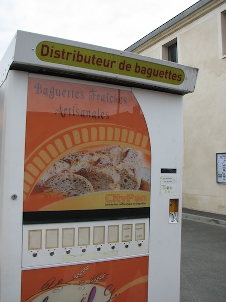 初めてみた「バゲット自動販売機」