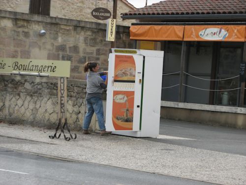 焼きたてバゲットを補充中
