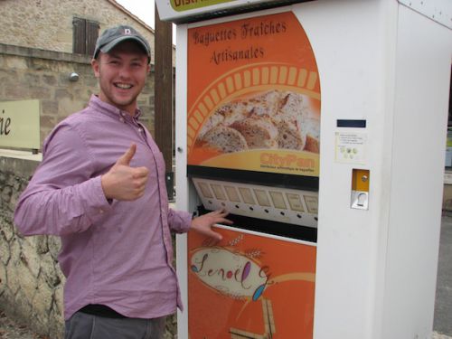 アメリカ人の友人も初めて見た自動販売機に感動中！