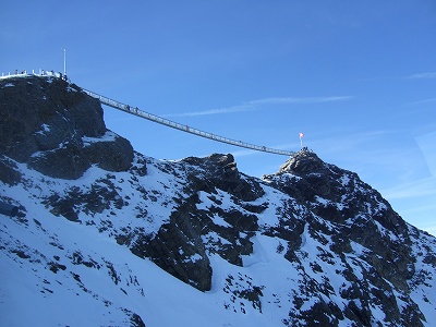 山頂行きのケーブルカーから、すでに吊り橋が遠くに見えます。