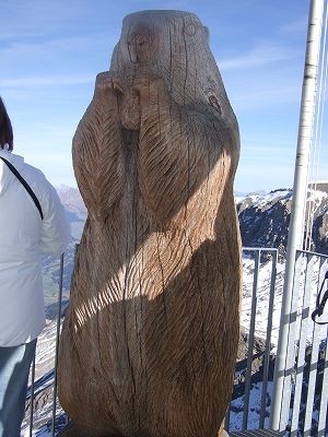 山頂では木彫りのクマ……じゃなかった、マーモットがお出迎え♪
