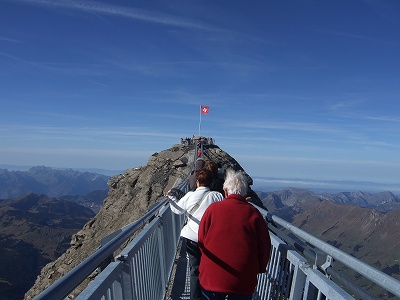 これから吊り橋を渡って、向こう側の山頂へ行ってきます！