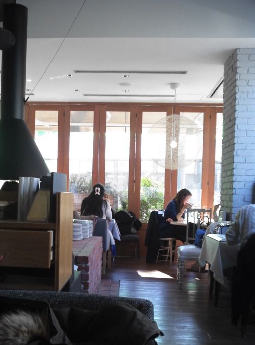 暖炉がある素敵な店内