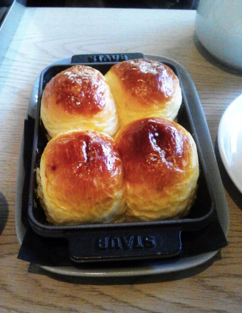 これ、とってもおいしい！熱々のパン