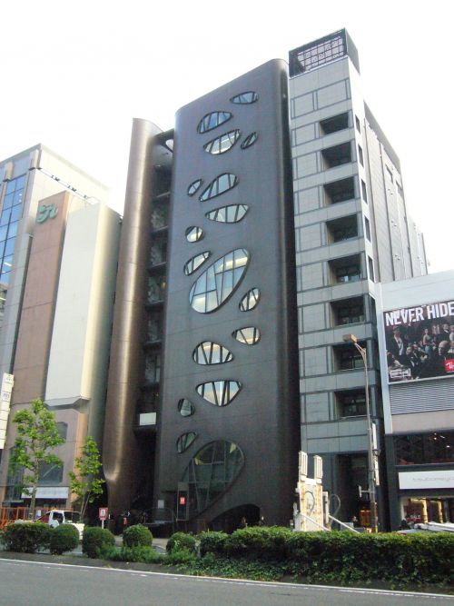 茶色のシックなビル。凝っています