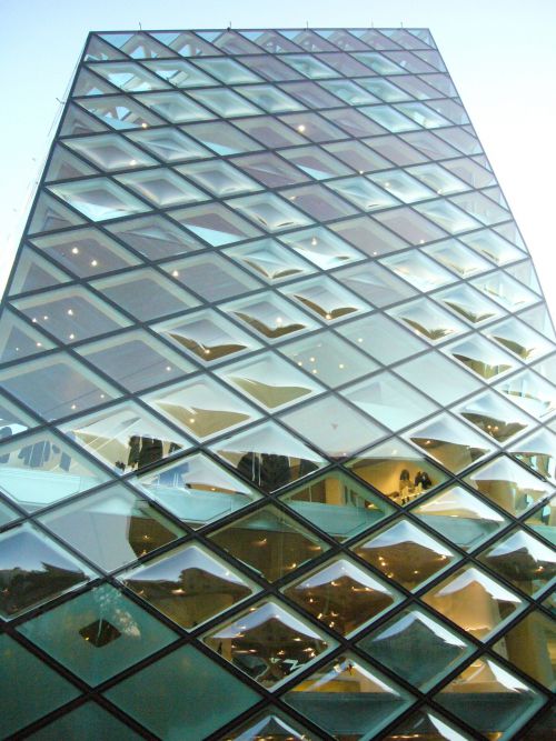 網タイツをイメージしたビルです