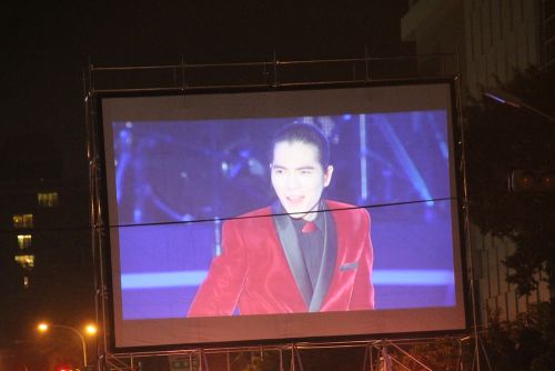 大型モニターに映る蕭敬騰（シャオ・ジンタン、英名：ジャム・シャオ）