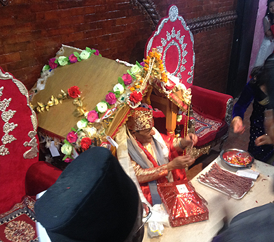 お輿に座して、ほぼ神様的に扱われます。