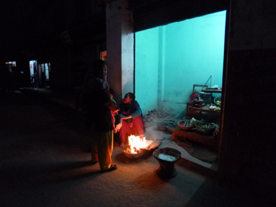 八百屋さんの前