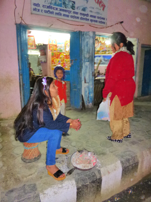 こちらは炭火で。フライパンのような道具を用いて。