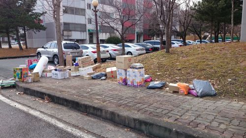 路上の荷物は全てラベルの貼られた宅配荷物、宅配業者は見当たりません