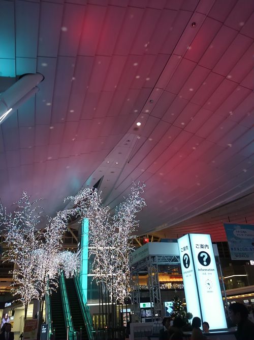 ゆっくりと天井の色が変化します。