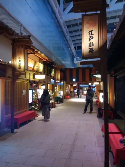 色々なお店が並んでいて目を楽しませてくれます。