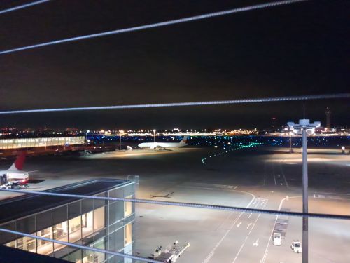 キラキラと光を放って闇を飛ぶ飛行機はカッコいいです。