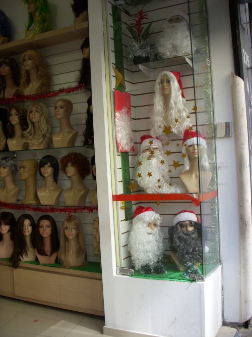 サンパウロ市内にあるかつら屋さんの一つのショーウインドウ