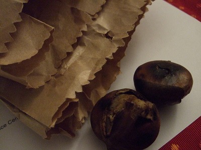 二重に重なった紙袋に入れられた焼き栗。