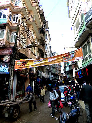 ぬかるんだ細路地を猛走。