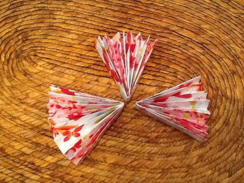 この時に端の部分や折り目の中間あたりにハサミで切込みを入れると色々なバリエーションができます。