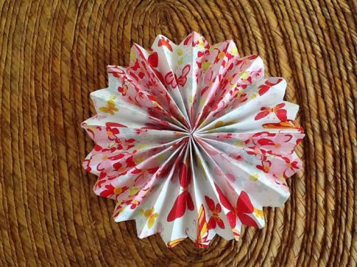 しっかりとじゃばら折りが出来ていないとうまく円を描きません。子どもに指を使わせる遊びとしてもグッドです！