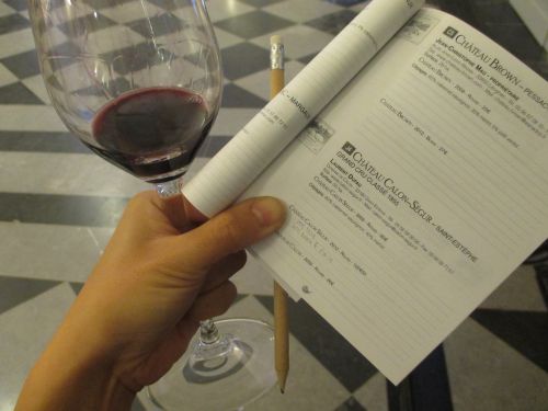 ワイングラス、えんぴつ、ブックを一緒にもつのはなかなか大変（笑）