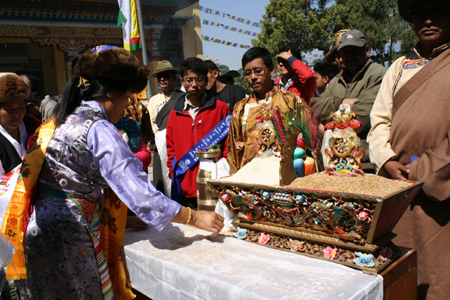 ツァンパは縁起物として、歓迎の印にも使われます。