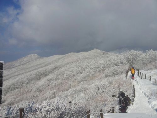 全羅北道にある徳裕山国立公園は12月20日も登山客がたくさん