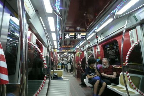 クリスマス調にデザインされたサンパウロのメトロ（黄色ライン）の車両