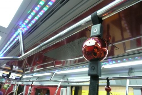 クリスマス調にデザインされたサンパウロのメトロ（黄色ライン）の車両