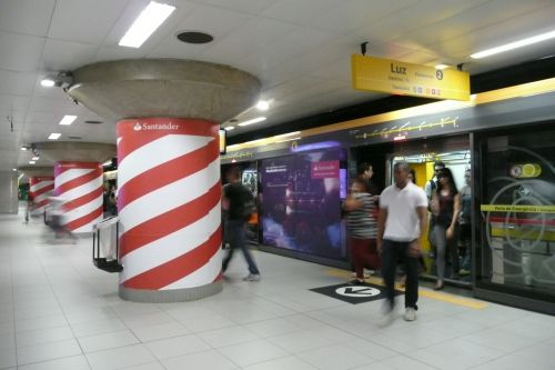クリスマス調にデザインされたサンパウロのメトロ（黄色ライン）プラットホーム（レプブリカ駅）