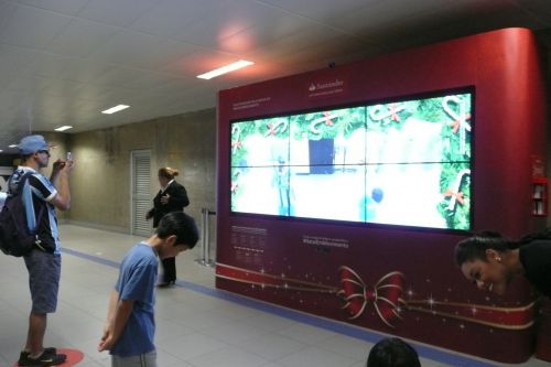 クリスマスの記念撮影用に設置されたサンパウロのメトロ（黄色ライン）構内のライブテレビ