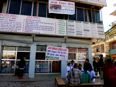 クリニックと薬局の前にて