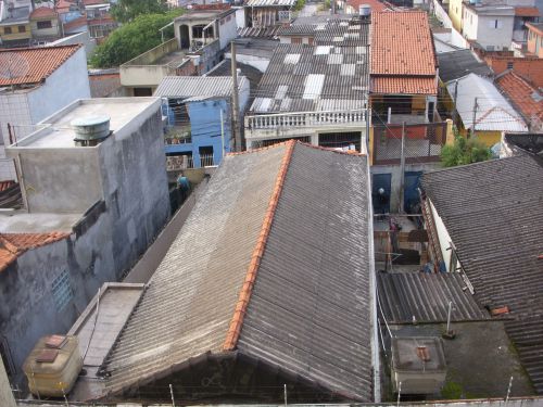 各一軒家の屋上で見かけられる貯水槽