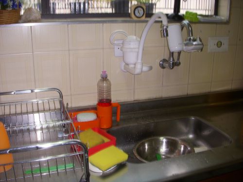 １つの流しに、上水道からと貯水槽からの蛇口が２つ設置されている水道台