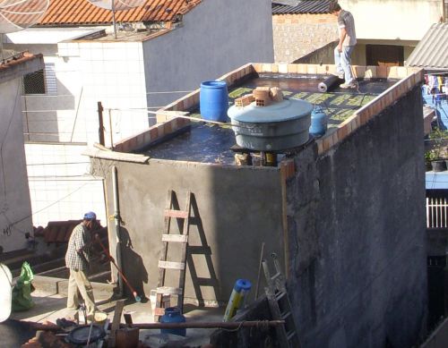 一軒家の屋上で見かけられる貯水槽