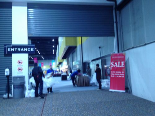 セール会場の入り口　ちょっと薄暗い倉庫のよう