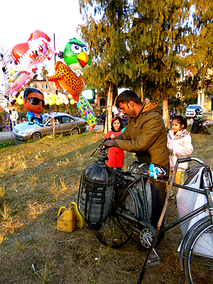 ボンベの口を開けて…。この後煙がぼわーーー！！