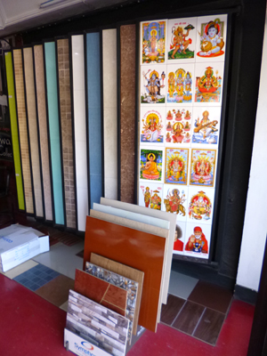 一番目立つ位置にディスプレイ。