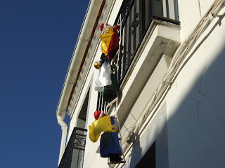 12月に入ると各家庭のベランダから東方三賢者の人形が吊り下げられているのをよく見かけます