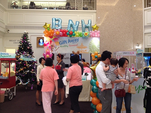 広々としたロビーにお祭り会場が