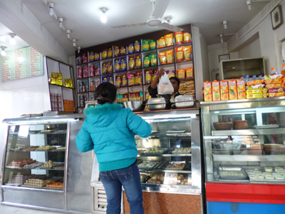 軽食、お茶、ご贈答用のお菓子を求めに客が訪れます