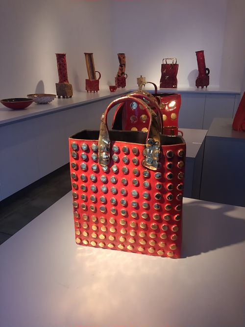 これ、陶器でできた花瓶なんです。