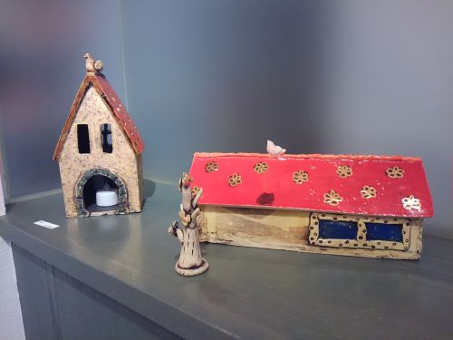 かわいらしい家型のBOX。