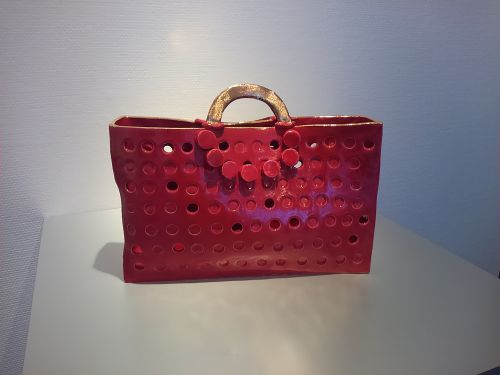 横長のバッグ型の花瓶です。