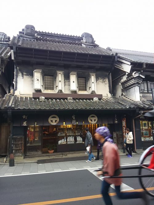 歴史を感じる蔵が並びます。