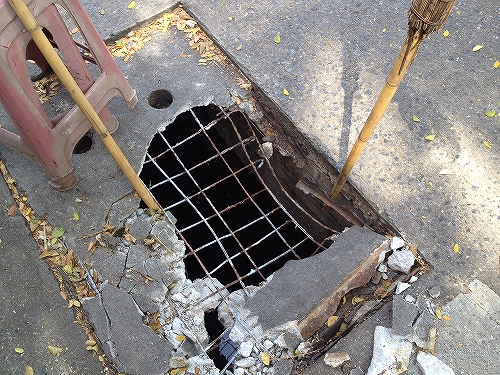 突然現れた穴。中には排水の網が残されていますが…