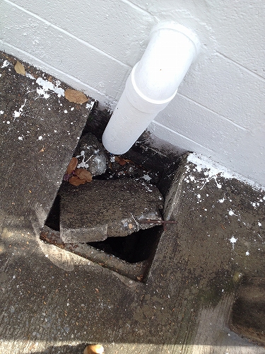 こんな穴が放置されたまま　明らかに破損しています