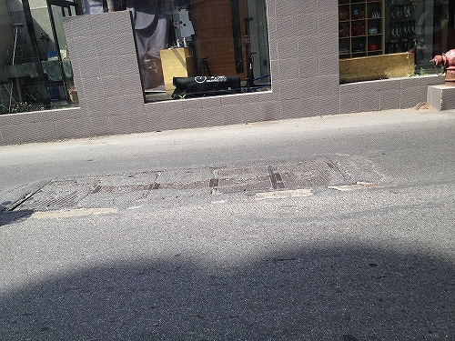 次に危険なのはココ。車が通るたび見た目以上に大きな音がするのが気になります