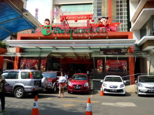 中国正月が近づくと、モールやスーパーも飾り付けされます