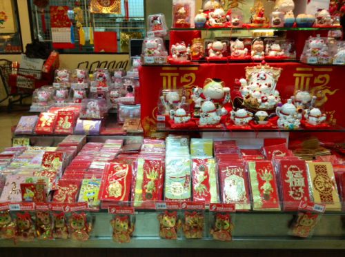 中国正月に向けて、いろんなグッズも売り出されます